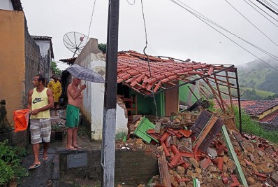 Vídeo: casa desaba no Sudoeste da Bahia e família foge pelos fundos minutos antes da queda