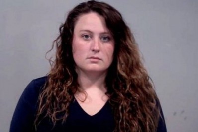 Professora é condenada a um ano de prisão depois de admitir que fez sexo com alunos em hotel