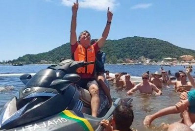 Criticado por manter férias com tragédia na Bahia, Bolsonaro volta a andar de jet ski