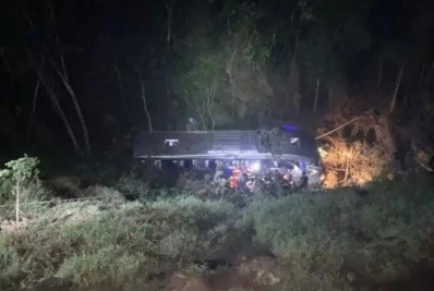 Ônibus fretado cai em ribanceira e deixa dois mortos e 34 feridos