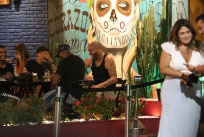 Adriano Imperador curte a noite em barzinho com amigos