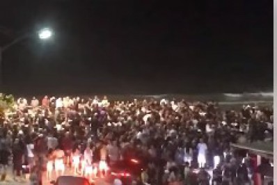 PM dispersa tumulto e recolhe caixas de som na madrugada desta quarta-feira (29), na Praia do Forte, em Cabo Frio
