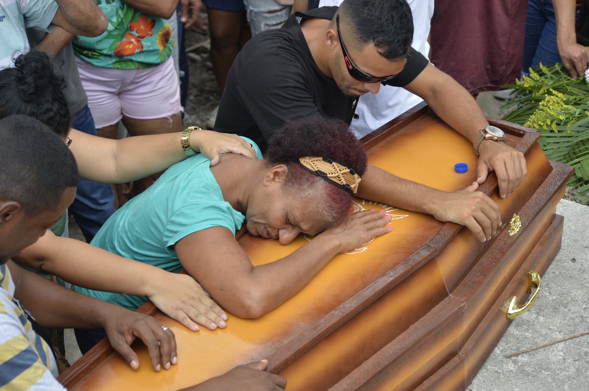 Enterro do lutador Vitor Reis Amorim, morto no Cemit&eacute;rio S&atilde;o Miguel, em S&atilde;o Gon&ccedil;alo, nesta quarta-feira (29). Na foto Viviane dos Santos (m&atilde;e) deitada sobre o caix&atilde;o. - FabioCosta                          