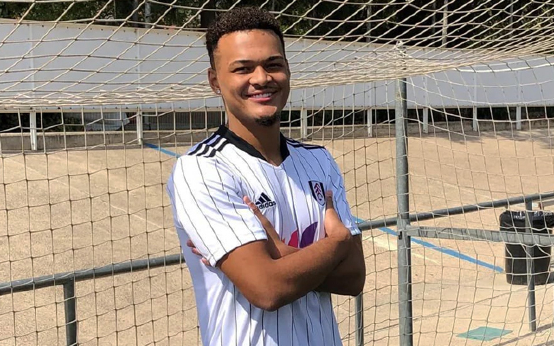 Jogador De Futebol Da High School Em Ação Durante Um Jogo No Sul