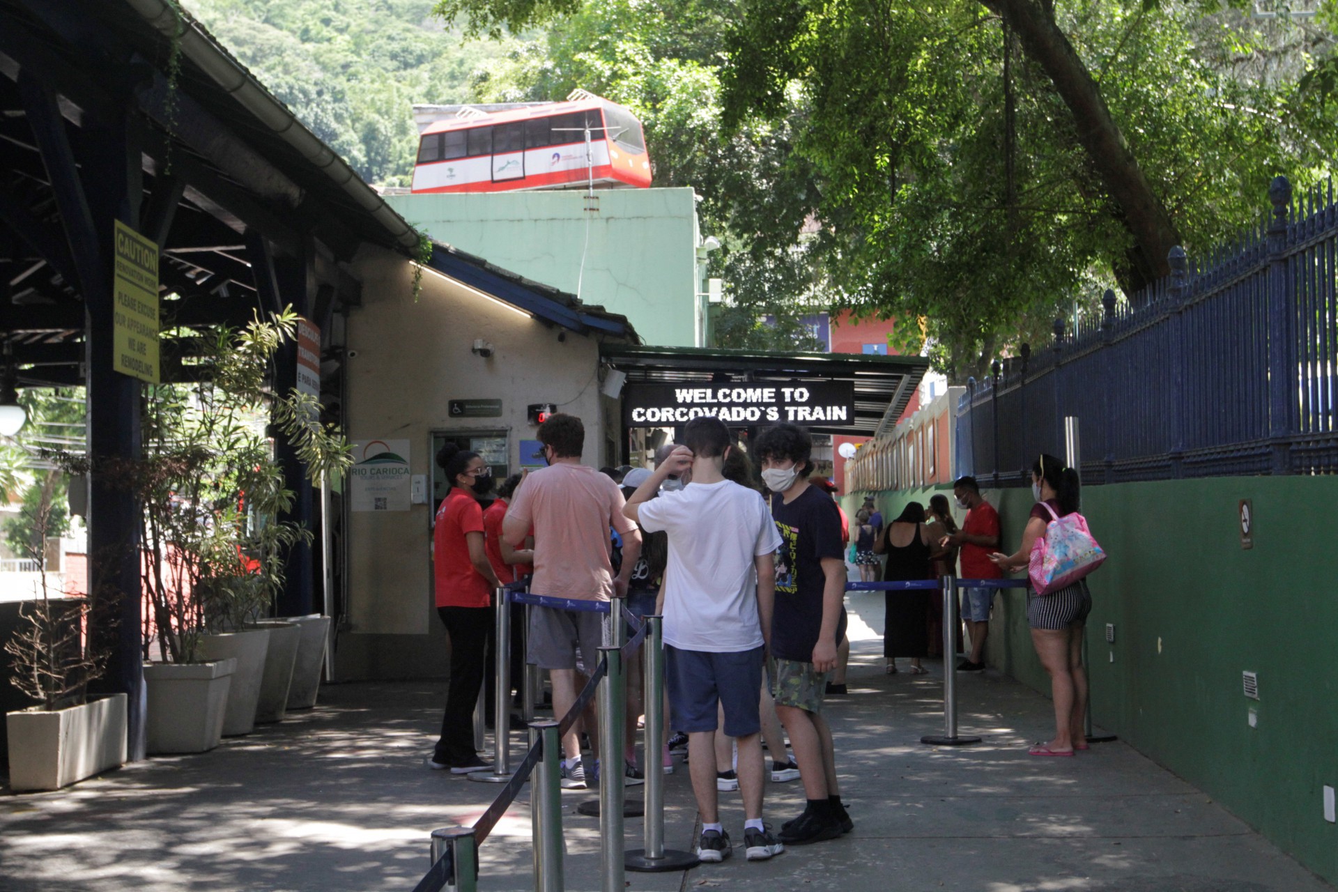Turistas visitando o Trenzinho do Corcovado, nesta quarta feira, 29 - Marcos Porto / Agência O Dia