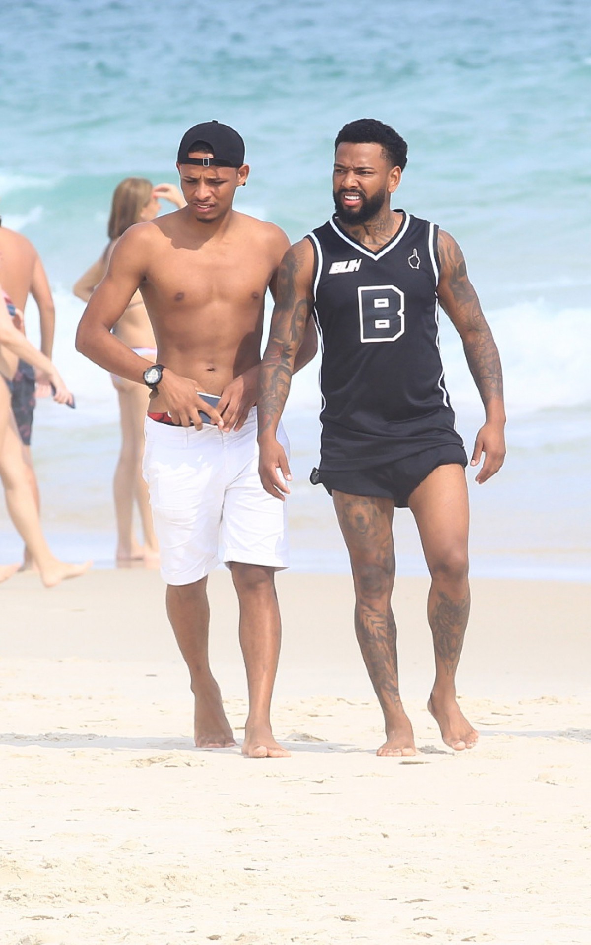Nego do Borel curte dia de sol na Praia da Barra da Tijuca, na Zona Oeste do Rio, na tarde desta quarta-feira