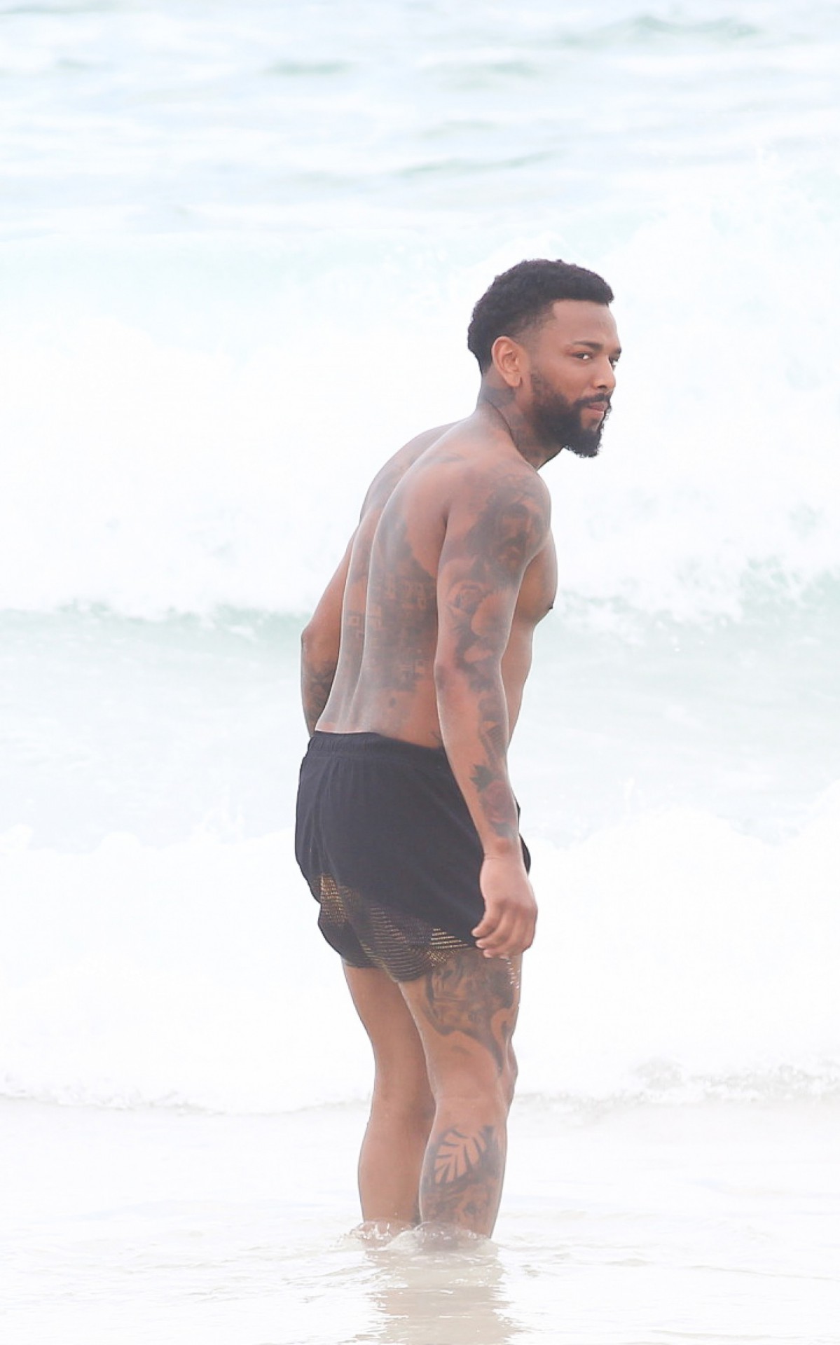 Nego do Borel curte dia de sol na Praia da Barra da Tijuca, na Zona Oeste do Rio, na tarde desta quarta-feira