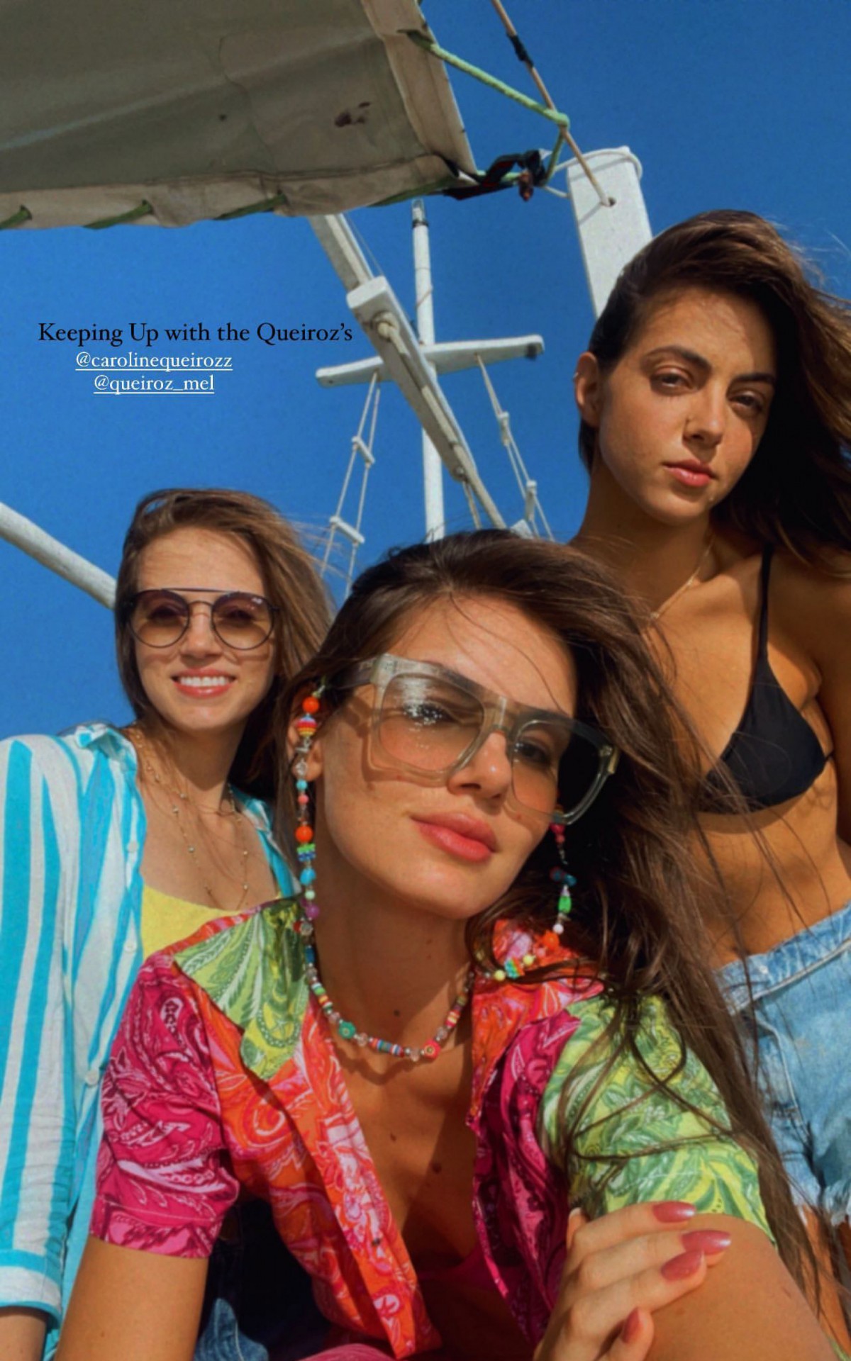 Camila Queiroz e as irmãs