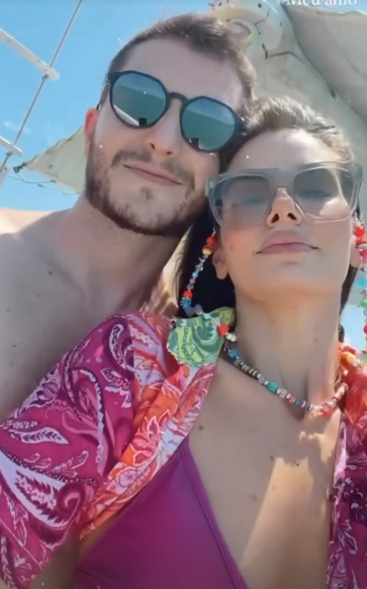 Camila Queiroz e Klebber Toledo