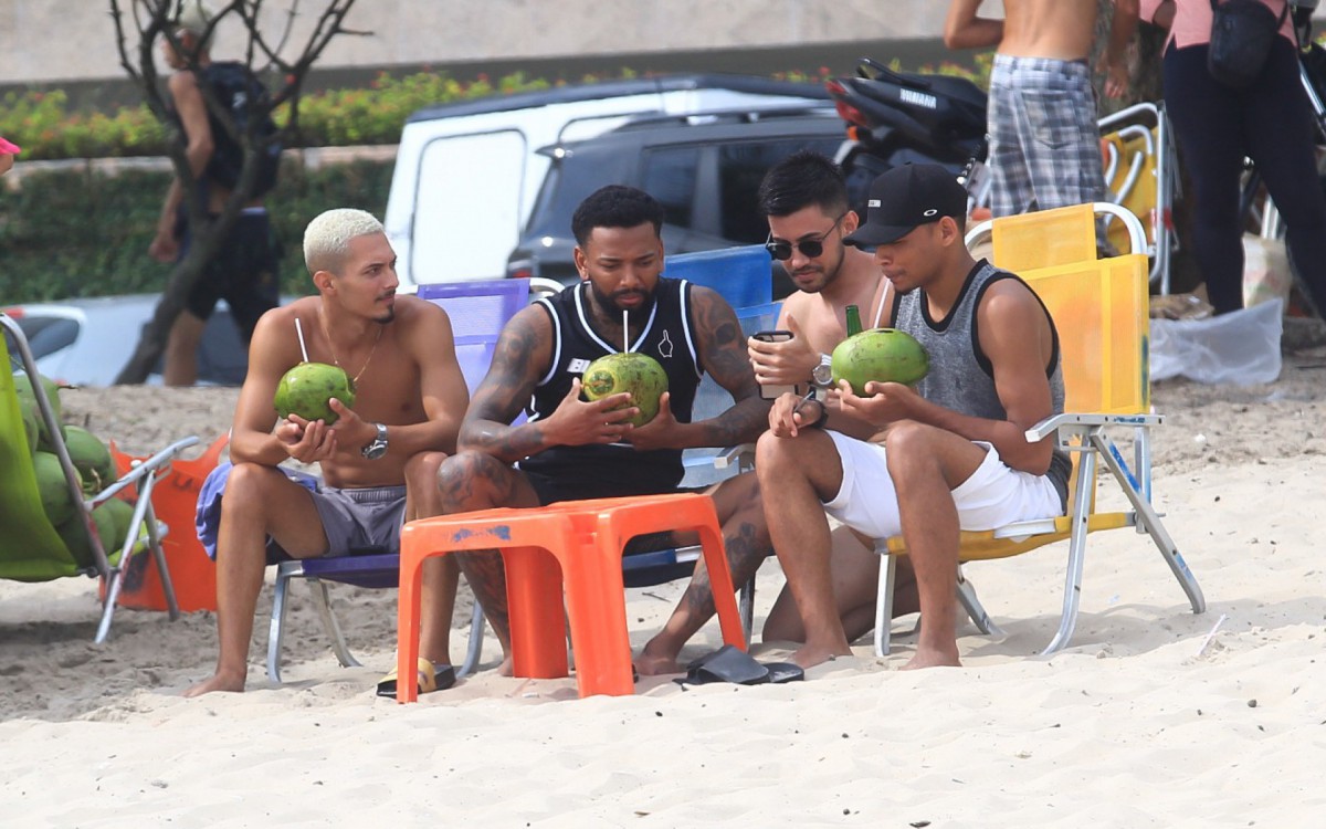 Nego do Borel curte dia de sol na Praia da Barra da Tijuca, na Zona Oeste do Rio, na tarde desta quarta-feira
