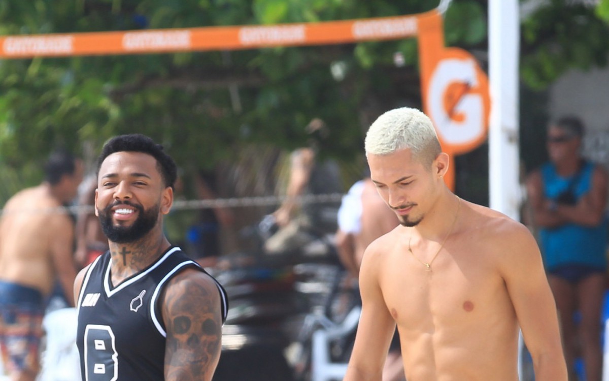 Nego do Borel curte dia de sol na Praia da Barra da Tijuca, na Zona Oeste do Rio, na tarde desta quarta-feira