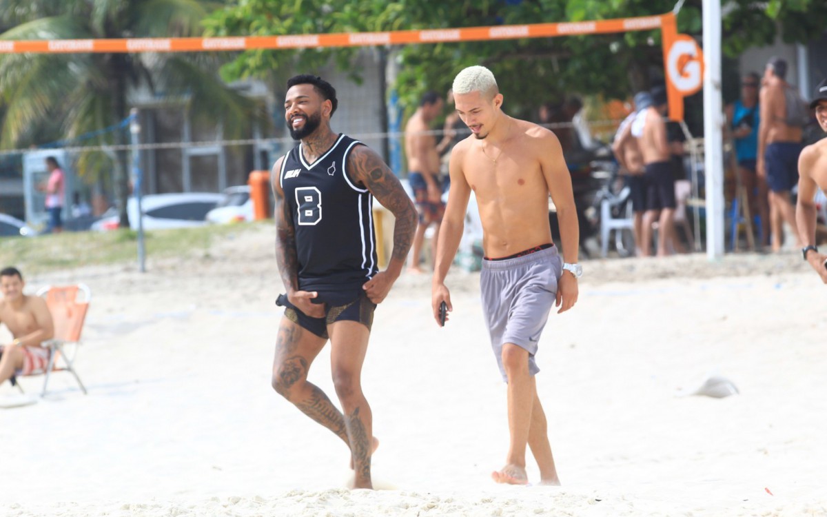 Nego do Borel curte dia de sol na Praia da Barra da Tijuca, na Zona Oeste do Rio, na tarde desta quarta-feira