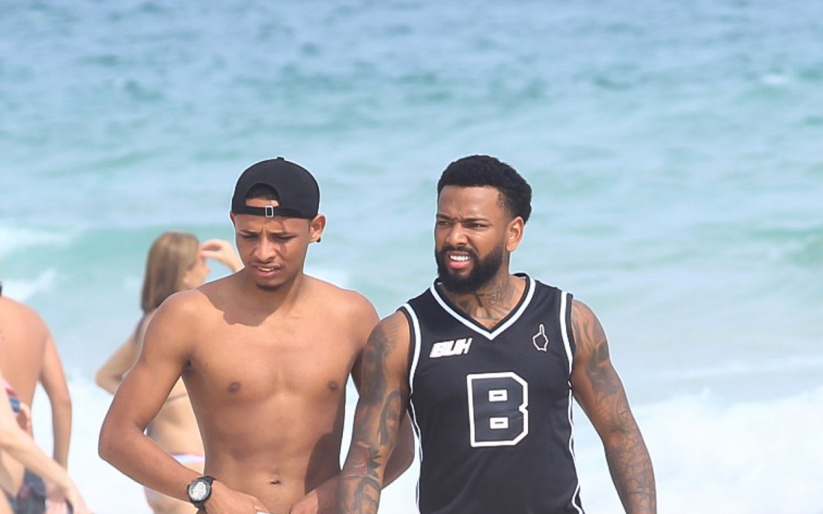 Nego do Borel curte dia de sol na Praia da Barra da Tijuca, na Zona Oeste do Rio, na tarde desta quarta-feira