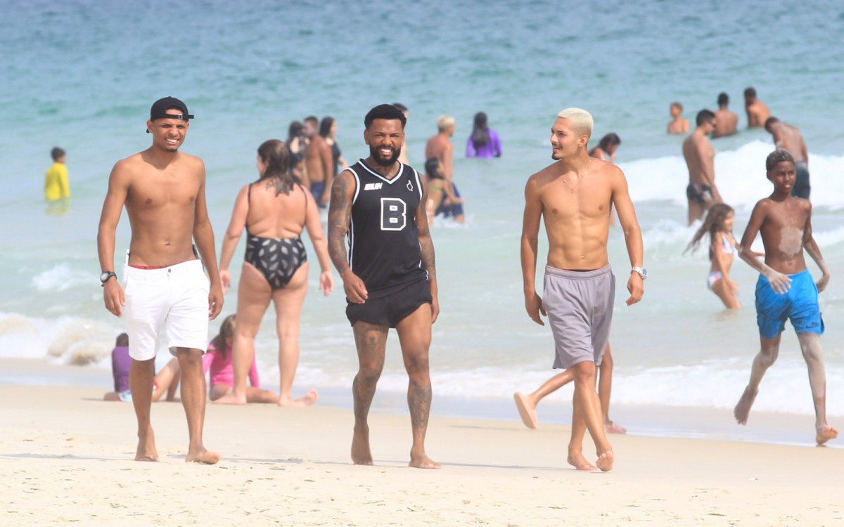 Nego do Borel curte dia de sol na Praia da Barra da Tijuca, na Zona Oeste do Rio, na tarde desta quarta-feira