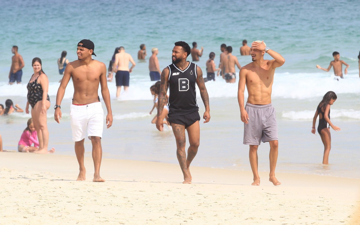 Nego do Borel curte dia de sol na Praia da Barra da Tijuca, na Zona Oeste do Rio, na tarde desta quarta-feira