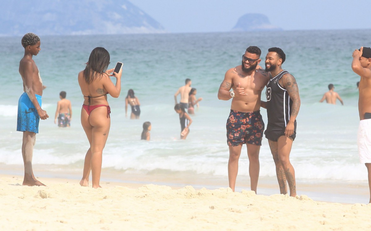 Nego do Borel curte dia de sol na Praia da Barra da Tijuca, na Zona Oeste do Rio, na tarde desta quarta-feira