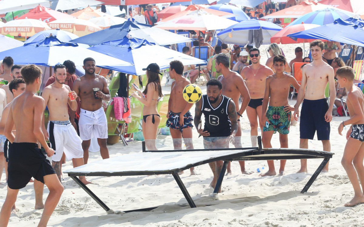 Nego do Borel curte dia de sol na Praia da Barra da Tijuca, na Zona Oeste do Rio, na tarde desta quarta-feira