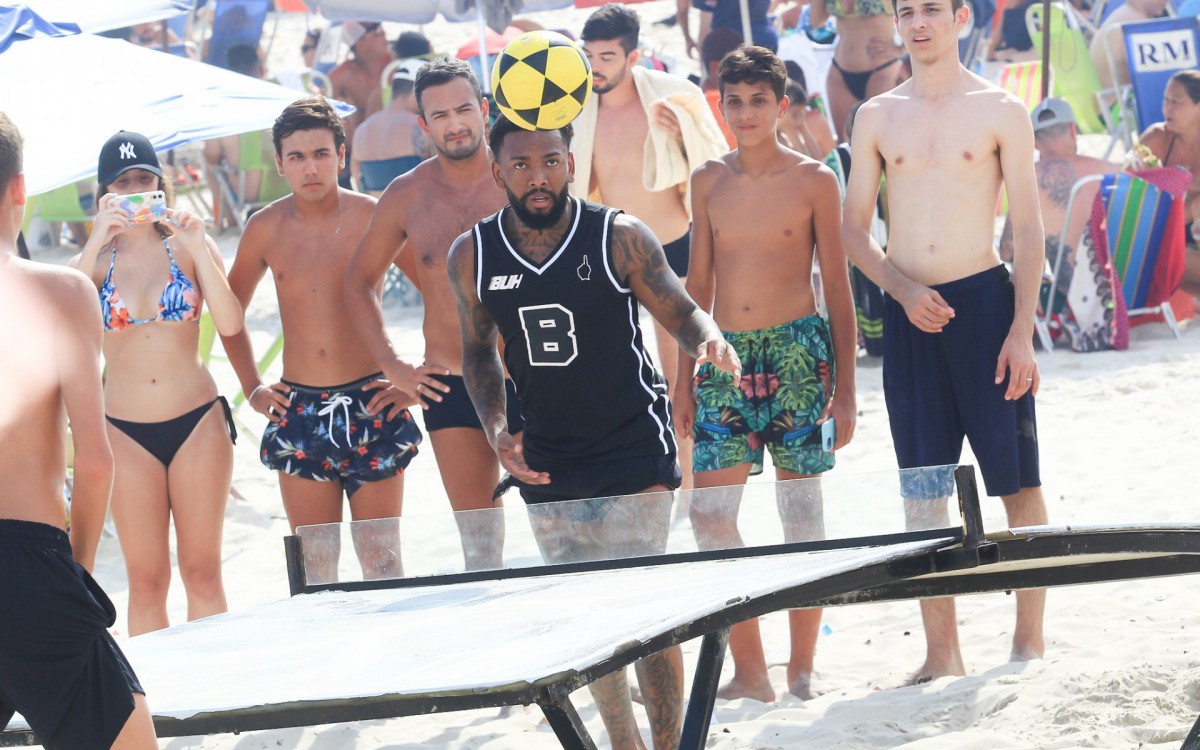 Nego do Borel curte dia de sol na Praia da Barra da Tijuca, na Zona Oeste do Rio, na tarde desta quarta-feira