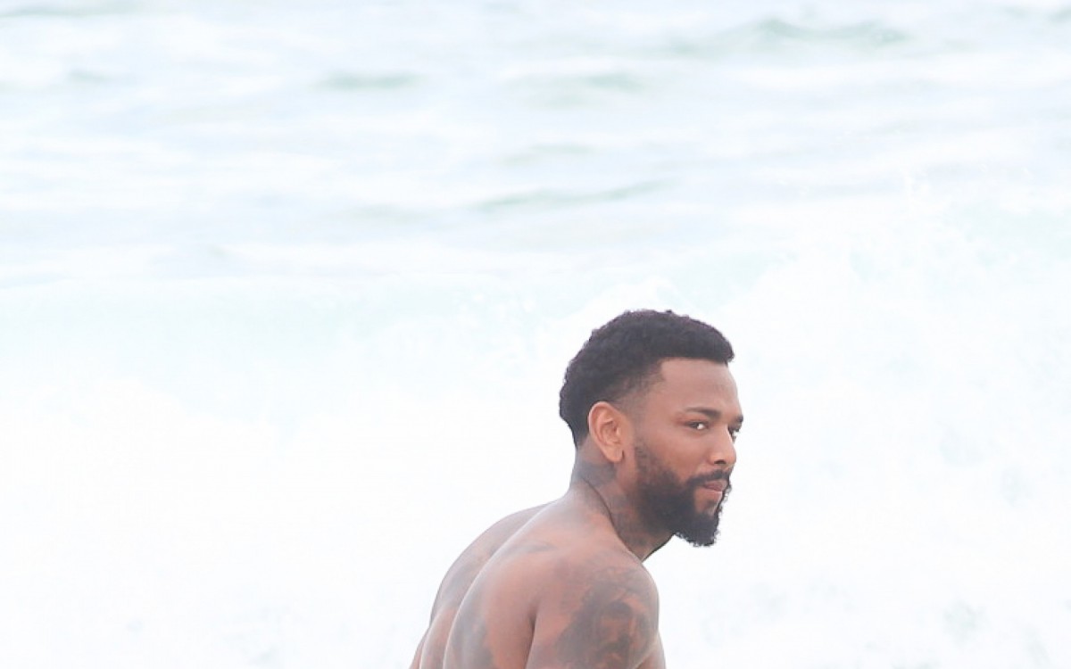 Nego do Borel curte dia de sol na Praia da Barra da Tijuca, na Zona Oeste do Rio, na tarde desta quarta-feira