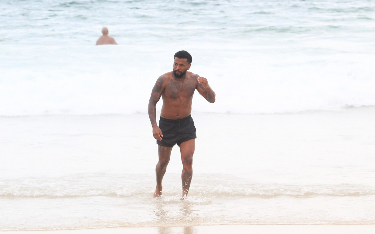 Nego do Borel curte dia de sol na Praia da Barra da Tijuca, na Zona Oeste do Rio, na tarde desta quarta-feira