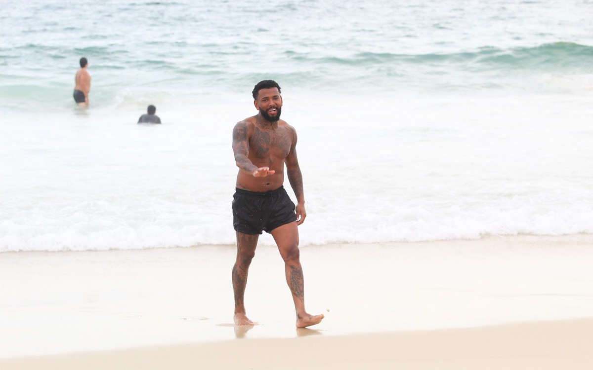 Nego do Borel curte dia de sol na Praia da Barra da Tijuca, na Zona Oeste do Rio, na tarde desta quarta-feira