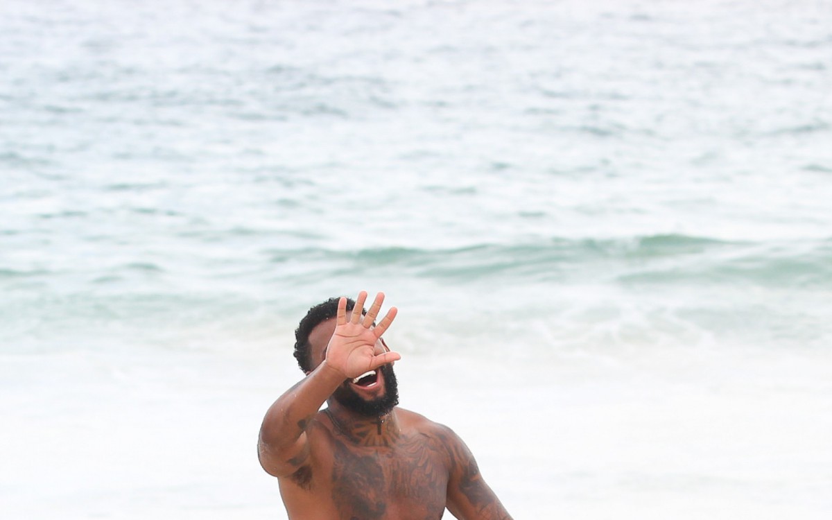 Nego do Borel curte dia de sol na Praia da Barra da Tijuca, na Zona Oeste do Rio, na tarde desta quarta-feira