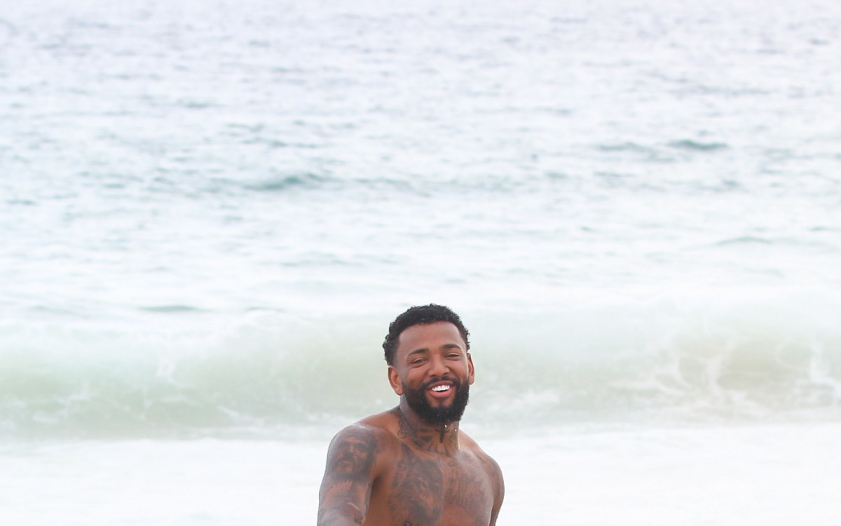 Nego do Borel curte dia de sol na Praia da Barra da Tijuca, na Zona Oeste do Rio, na tarde desta quarta-feira