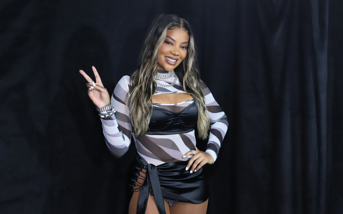 Ludmilla se apresenta em festa pr&eacute;-R&eacute;veillon na Marina da Gl&oacute;ria, na Zona Sul do Rio, e faz performance ousada com Brunna Gon&ccedil;alves