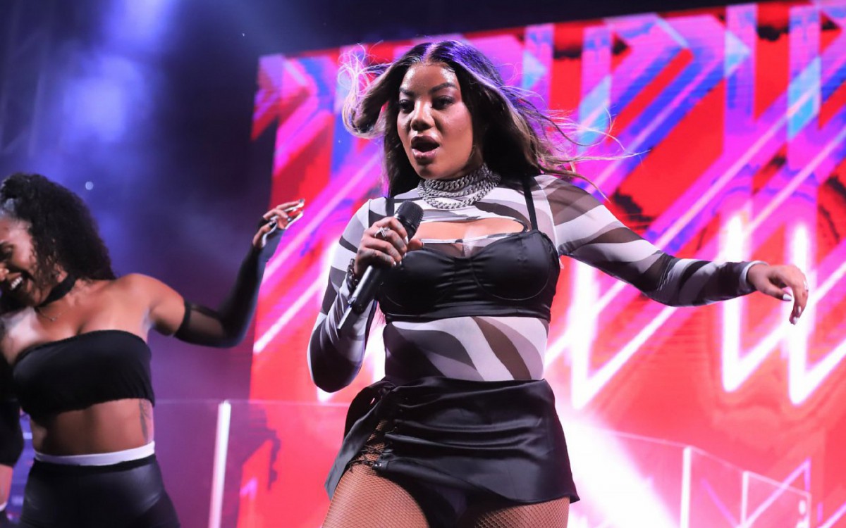 Ludmilla se apresenta em festa pr&eacute;-R&eacute;veillon na Marina da Gl&oacute;ria, na Zona Sul do Rio, e faz performance ousada com Brunna Gon&ccedil;alves