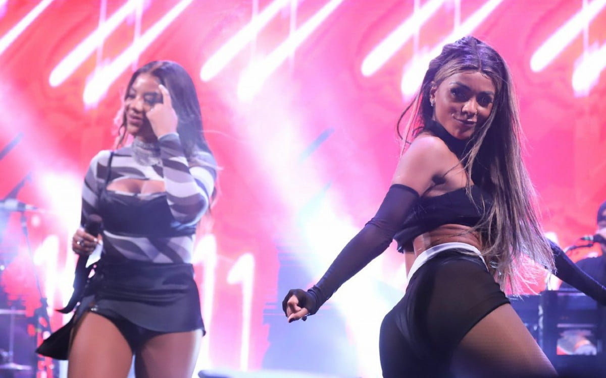 Ludmilla e a mulher fazem performance sensual em show pré Réveillon Celebridades O Dia