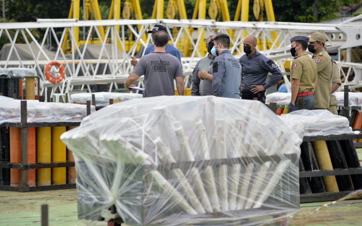 Embarcações serão rebocados na madrugada desta sexta-feira para a Praia de Copacabana  - Fábio Costa / Agência O Dia