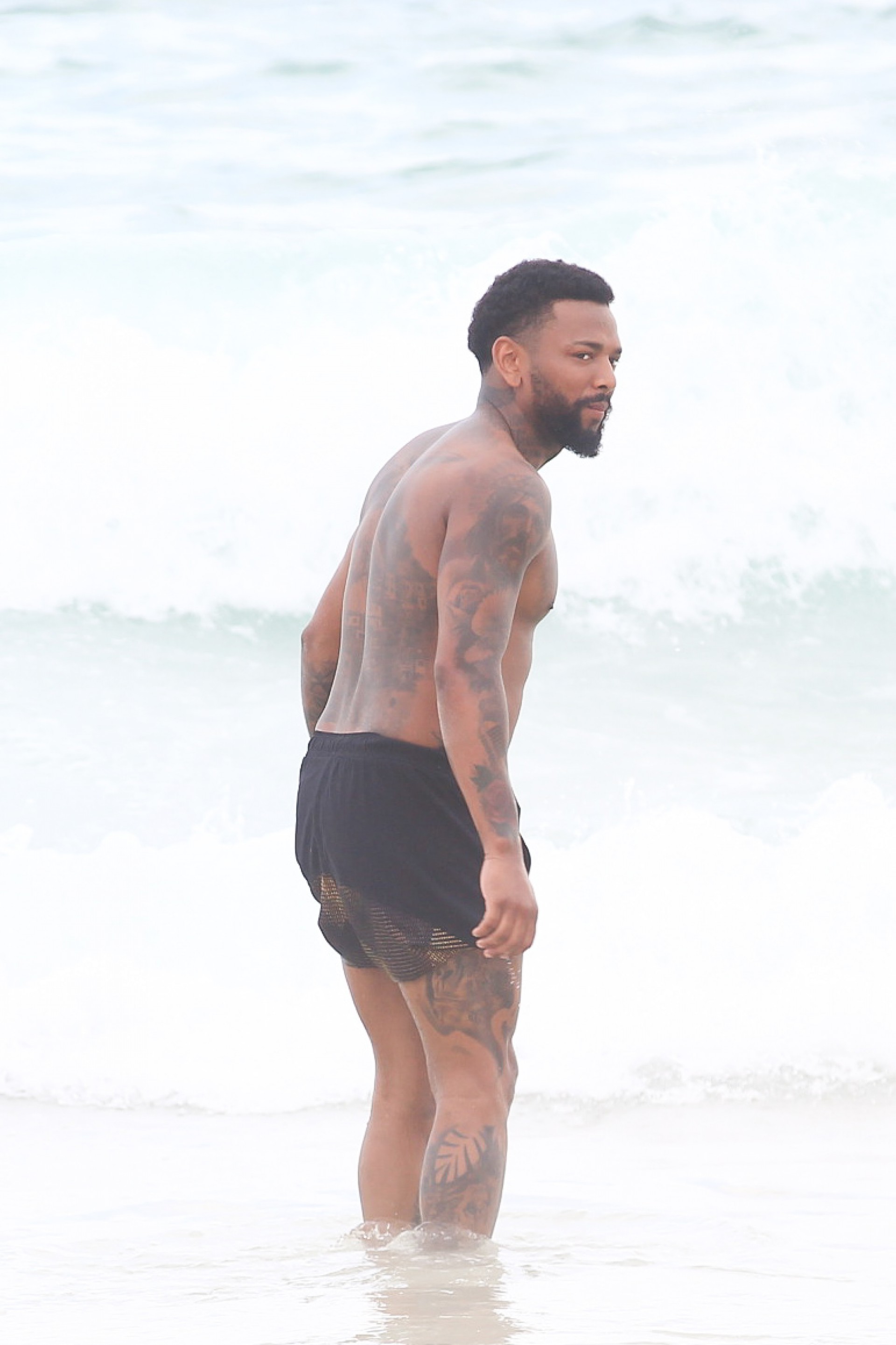 Nego do Borel curte dia de sol na Praia da Barra da Tijuca, na Zona Oeste do Rio, na tarde desta quarta-feira - Fabricio Pioyani / Ag. News