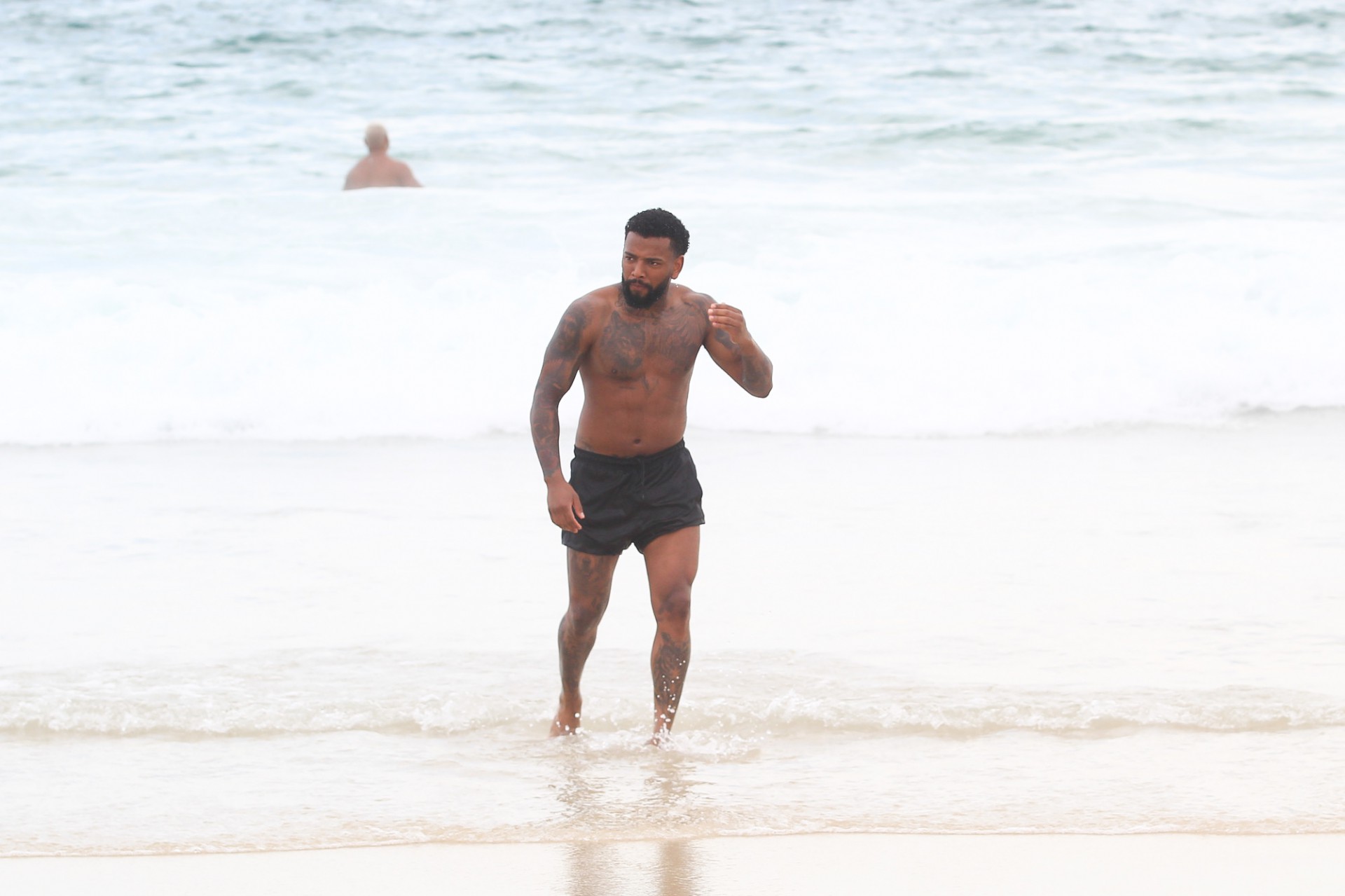 Nego do Borel curte dia de sol na Praia da Barra da Tijuca, na Zona Oeste do Rio, na tarde desta quarta-feira - Fabricio Pioyani / Ag. News