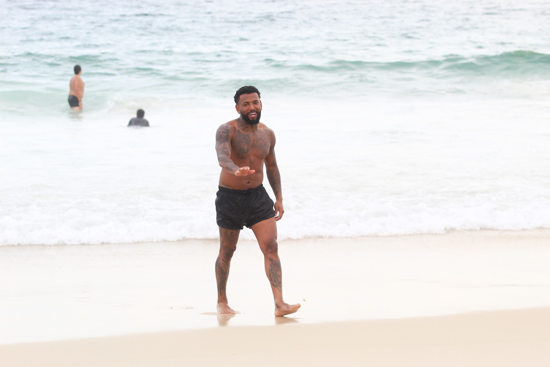 Nego do Borel curte dia de sol na Praia da Barra da Tijuca, na Zona Oeste do Rio, na tarde desta quarta-feira - Fabricio Pioyani / Ag. News