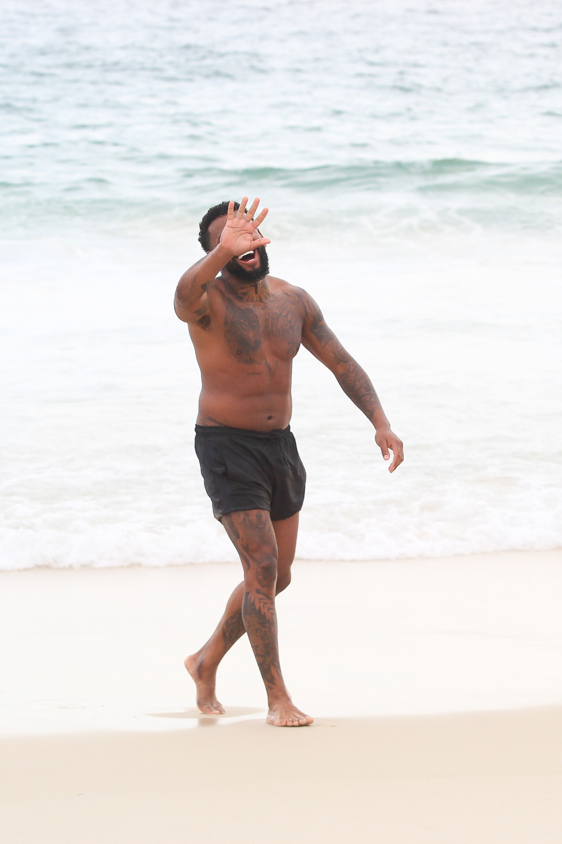 Nego do Borel curte dia de sol na Praia da Barra da Tijuca, na Zona Oeste do Rio, na tarde desta quarta-feira - Fabricio Pioyani / Ag. News