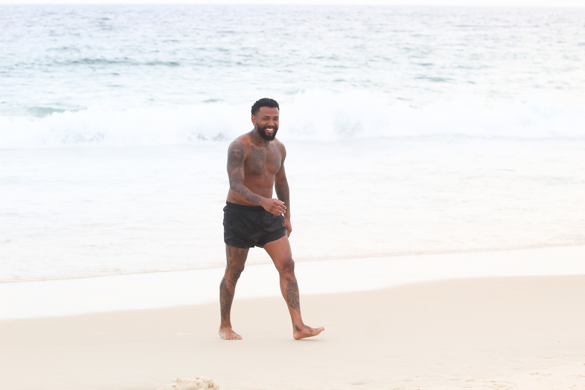 Nego do Borel curte dia de sol na Praia da Barra da Tijuca, na Zona Oeste do Rio, na tarde desta quarta-feira - Fabricio Pioyani / Ag. News