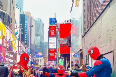 Gkay, Lucas Rangel e Lucas Bley se divertem em Nova York vestidos de Homem-Aranha