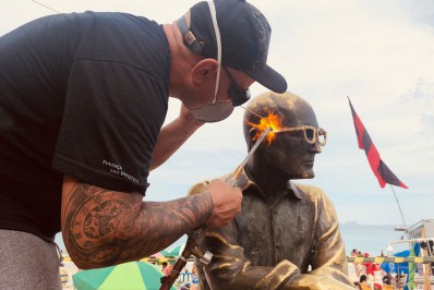 Estátua de Carlos Drummond de Andrade é revitalizada