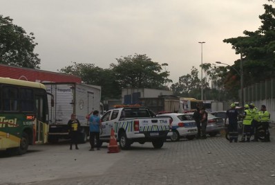 Rio tem três pontos de bloqueios para impedir a entrada de vans e ônibus fretados