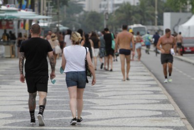 Turistas lotam a orla de Copacabana na véspera do Réveillon