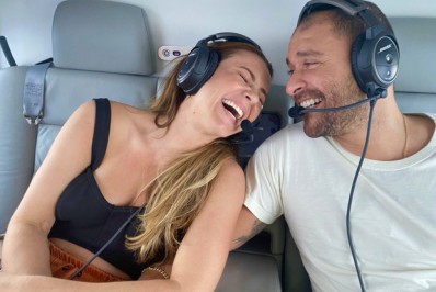 Paolla Oliveira e Diogo Nogueira curtem passeio de helicóptero em clima de romance