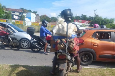 Operação Verão de Búzios coíbe prática ilegal do tráfego de motociclista nas calçadas