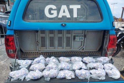 PM apreende carga de cocaína enterrada na areia da Praia Grande, em Arraial