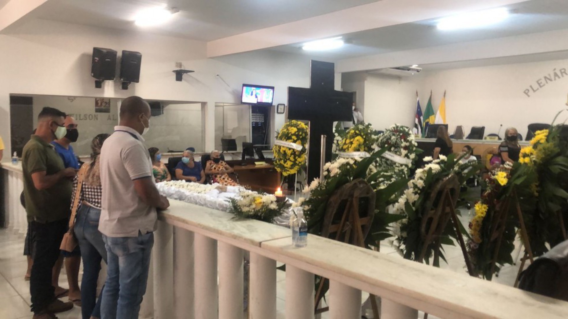 Fãs, amigos e familiares se despedem de Maurílio em velório na cidade de Imperatriz, no Maranhão, nesta quinta-feira - Reprodução / André Sousa / TV Mirante