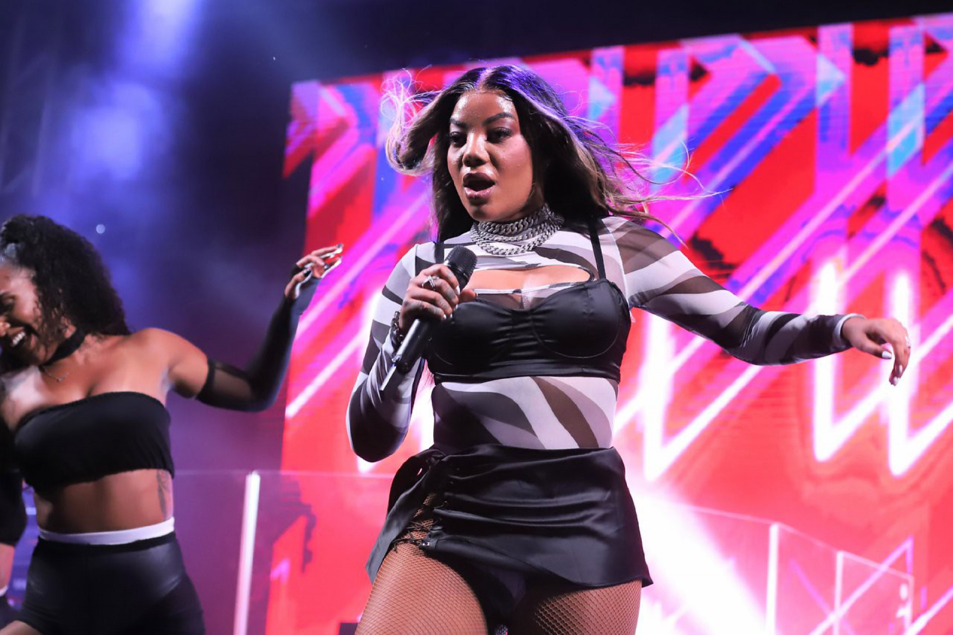 Ludmilla se apresenta em festa pré-Réveillon na Marina da Glória, na Zona Sul do Rio, e faz performance ousada com Brunna Gonçalves - Ag. News