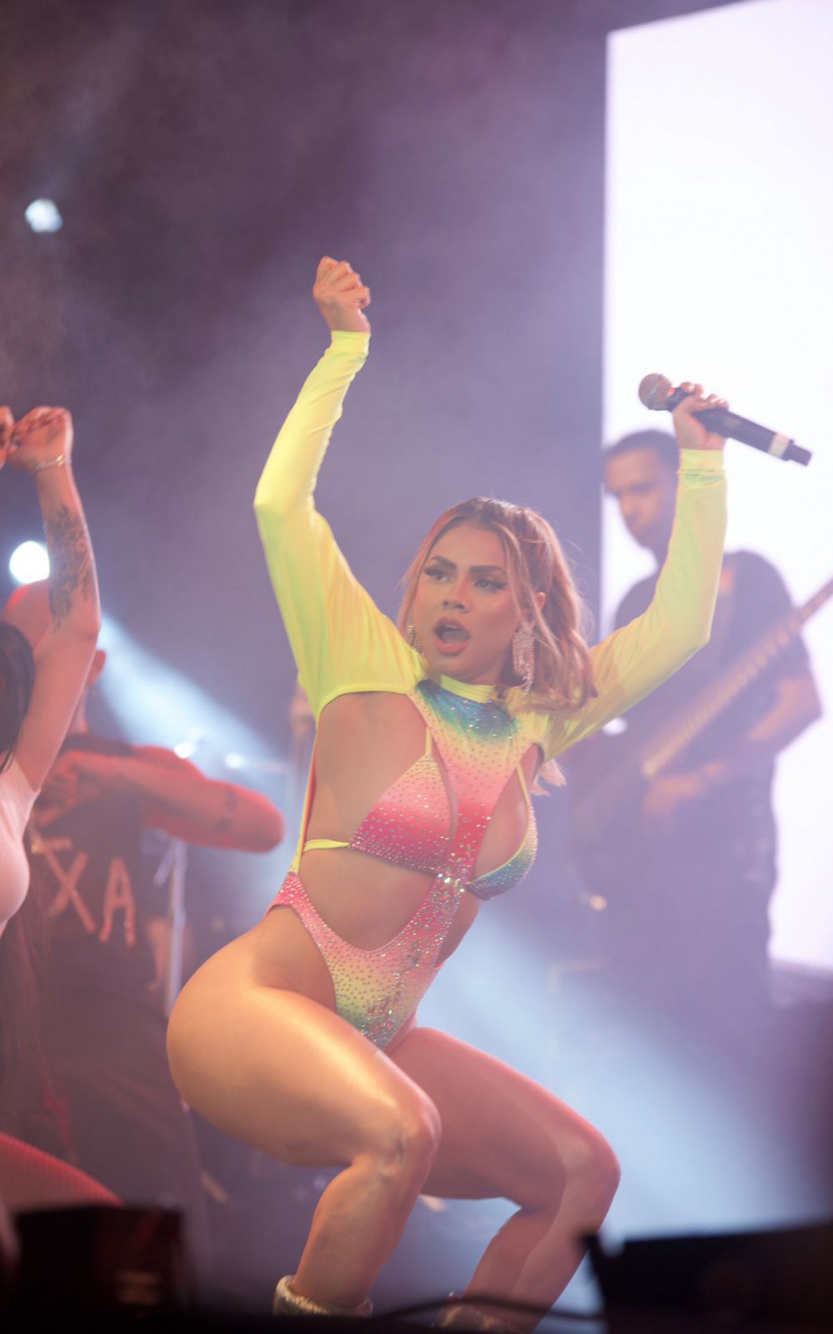 Surra De Bumbum Anitta Lexa Pocah E Mc Rebecca Agitam Fãs Em Show No Rio Diversão O Dia 0977