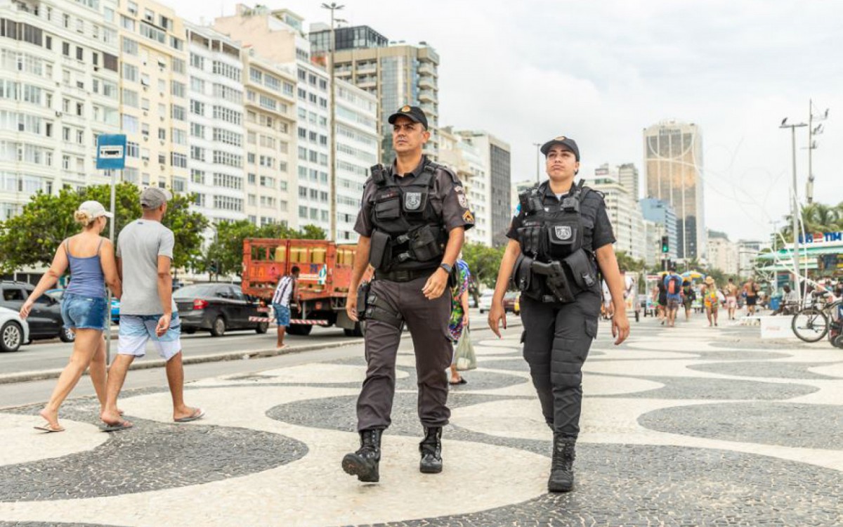 PMs v&atilde;o usar c&acirc;meras nos uniformes no r&eacute;veillon de Copacabana - Divulga&ccedil;&atilde;o / Secretaria de Estado de Pol&iacute;cia Militar