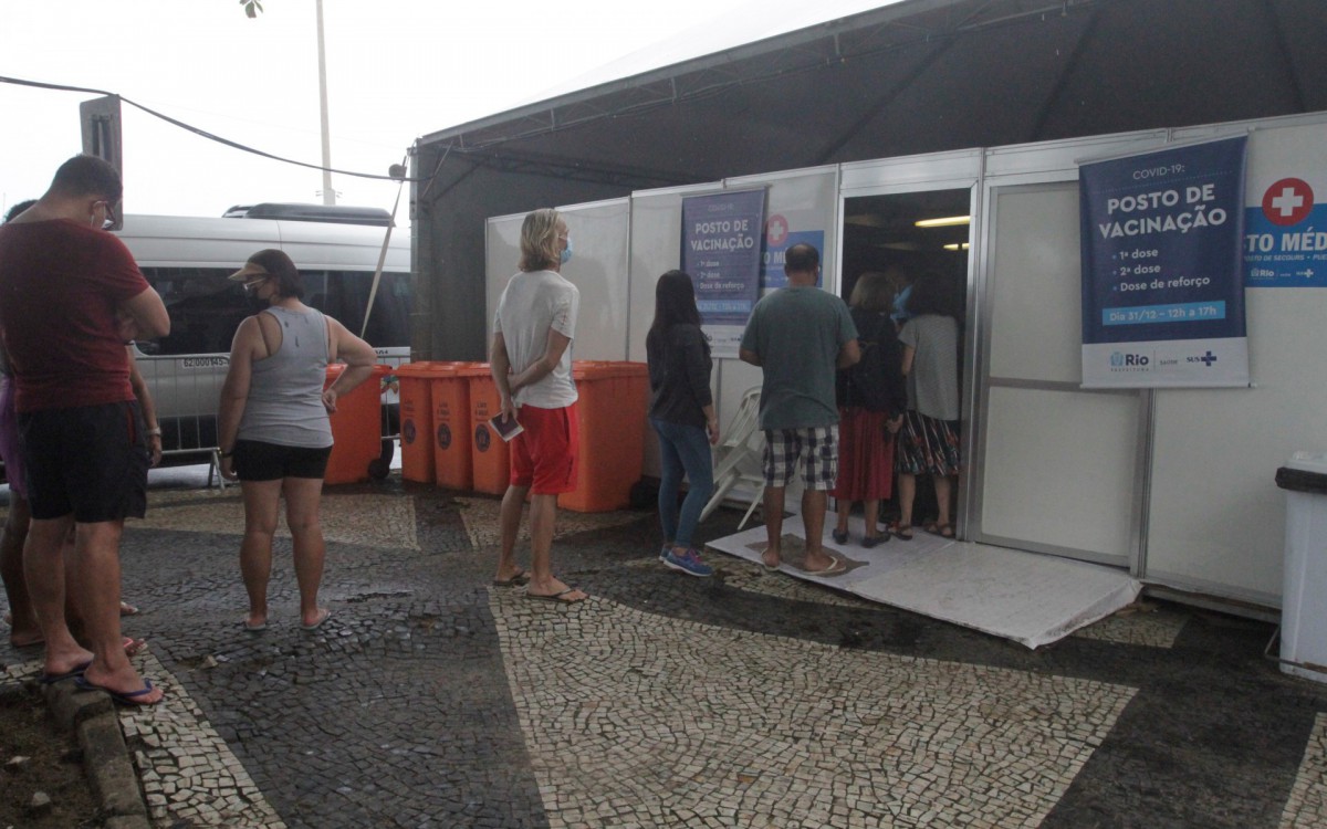 Movimenta&ccedil;&atilde;o na praia de Copacabana nesta sexta feira (31).