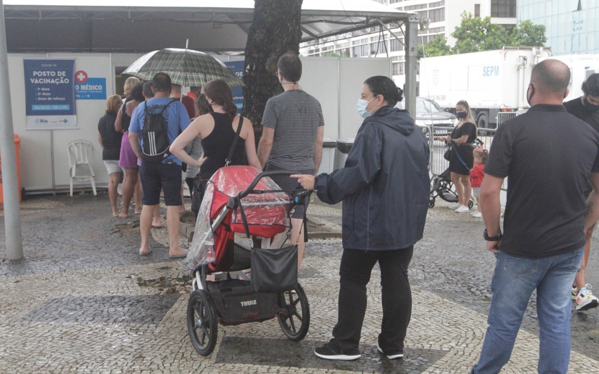 Movimenta&ccedil;&atilde;o na praia de Copacabana nesta sexta feira (31).