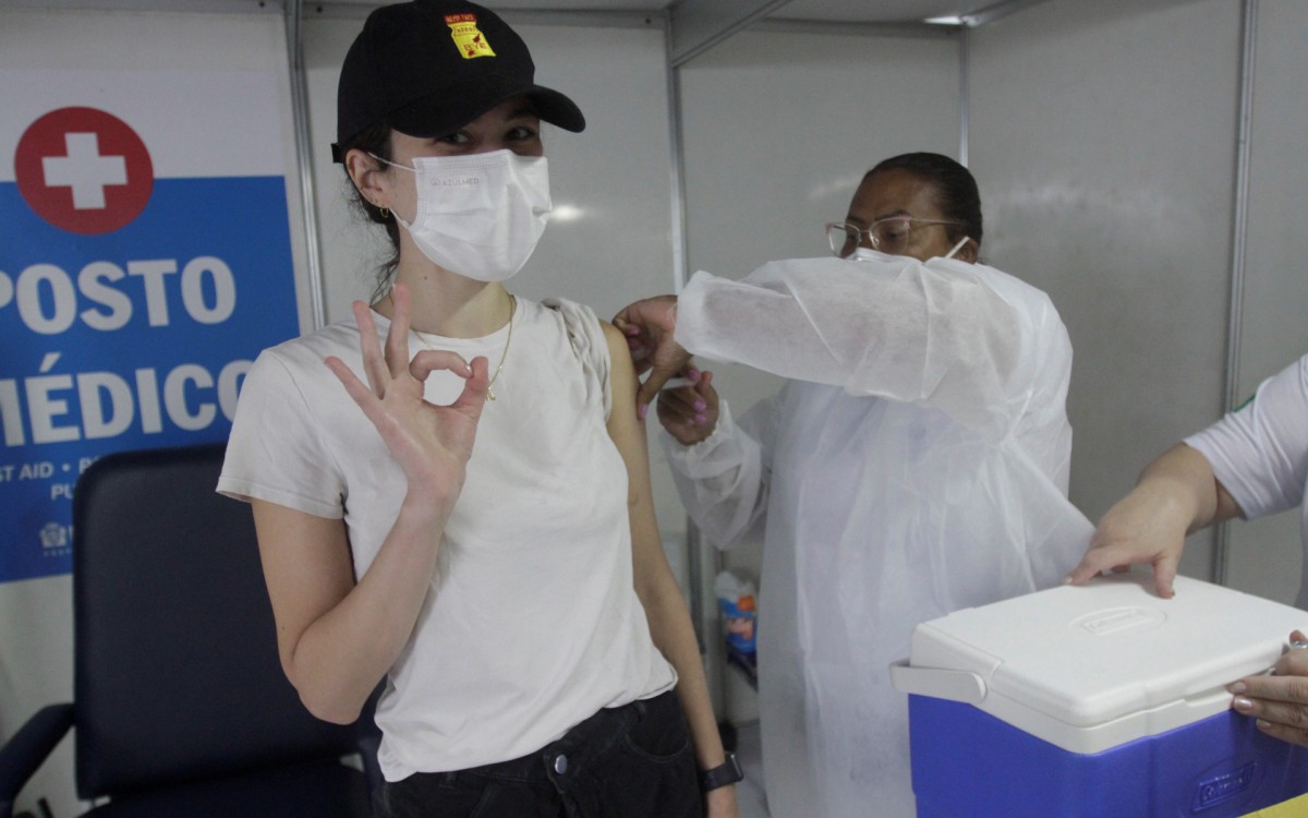 Movimenta&ccedil;&atilde;o na praia de Copacabana nesta sexta feira (31), na foto Leticia dos Santos 23 anos, no posto de vacina&ccedil;&atilde;o.